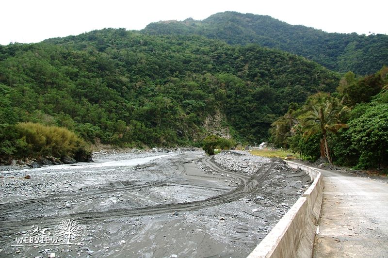 金峰溫泉,溪谷與山景