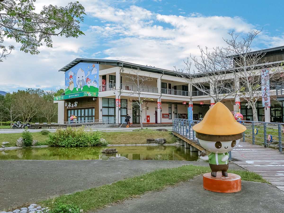 池上的台東客家文化園區建築與水池