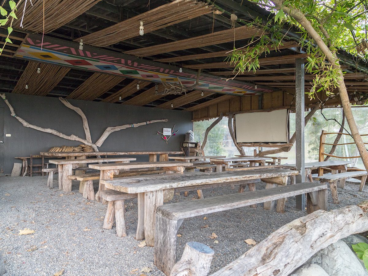 東河達麓部落屋的木造餐桌空間