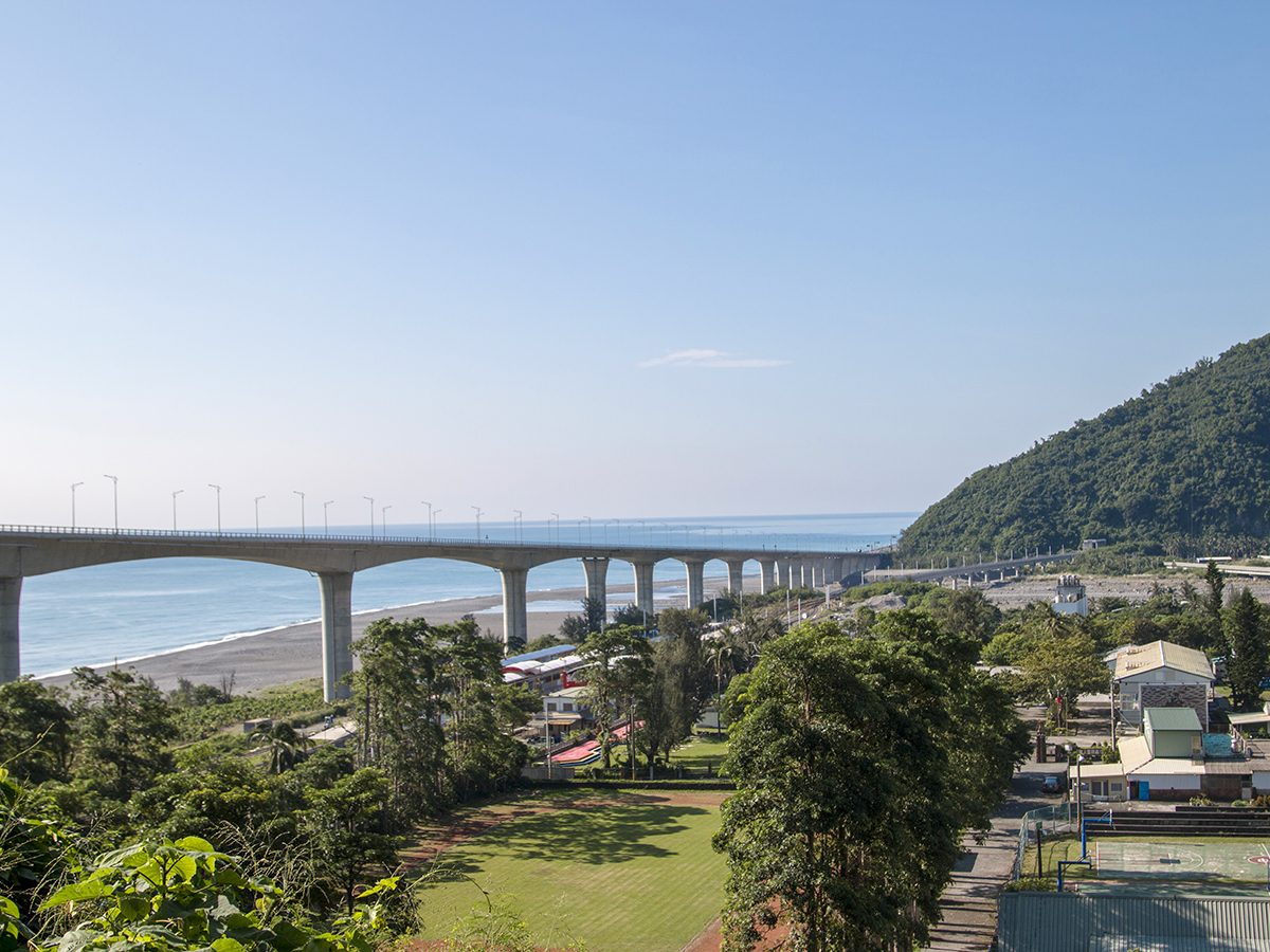 太麻里金崙大橋的高架橋與海岸